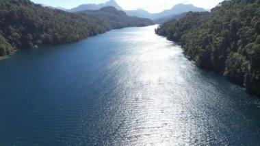 Villa la Angostura yakınlarındaki Nahuel Huapi Ulusal Parkı üzerinde uçuyor (Narrowing Kasabasının İspanyolcası), Neuquen Eyaleti, Arjantin, Güney Amerika. 4K Çözünürlüğü.
