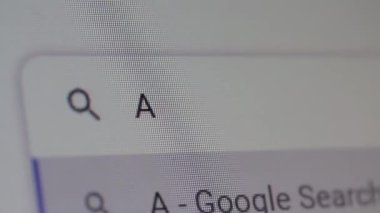 İnternette Arjantin hakkında faydalı bilgiler aranıyor, bir dizüstü bilgisayarda Google Arama Motoru kullanılarak internet aranıyor. Yakın çekim. 4K Çözünürlüğü.
