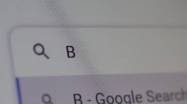 İnternette Belçika hakkında faydalı bilgiler aranıyor, bir dizüstü bilgisayarda Google Arama Motoru kullanılarak İnternet aranıyor. Yakın çekim. 4K Çözünürlüğü.