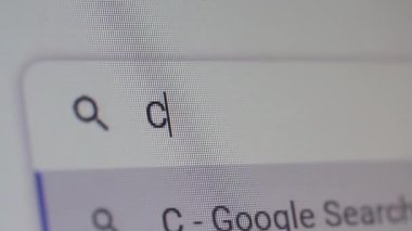 İnternette Hırvatistan hakkında faydalı bilgiler aranıyor, Google Arama Motorunu bir dizüstü bilgisayarda kullanarak İnternet aranıyor. Yakın çekim. 4K Çözünürlüğü.