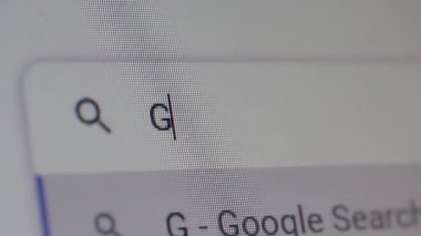 İnternette Almanya hakkında faydalı bilgiler aranıyor, bir dizüstü bilgisayarda Google Arama Motoru kullanılarak İnternet aranıyor. Yakın çekim. 4K Çözünürlüğü.