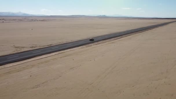 Seguindo Carro Drone Filmagem Carro Dirigindo Deserto Atacama Deserto Nonpolar — Vídeo de Stock