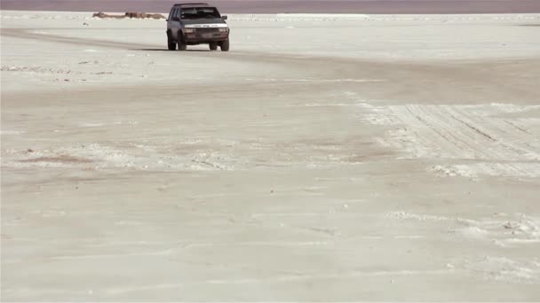Carro Dirigindo Através Das Salinas Grandes Salt Flats Salta Argentina — Vídeo de Stock