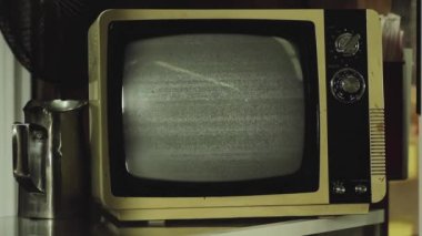 Doğu Almanya bayrağı Retro TV 'de. Yakın çekim. 4K Çözünürlüğü.