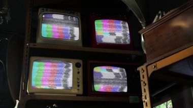 Antikacıda Yeşil Ekranda Dört Retro Televizyon Dönüyor. Yeşil ekranı istediğin görüntüyle ya da resimle değiştirebilirsin. Bunu After Effects ya da herhangi bir video düzenleme yazılımında Keying efekti ile yapabilirsiniz. 4K.