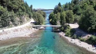 Arjantin 'in Neuquen Eyaleti, Nahuel Huapi Ulusal Parkı' ndaki Villa la Angostura 'da bir yaya köprüsünde insanlar. Drone Görüntüleri. 4K Çözünürlüğü.