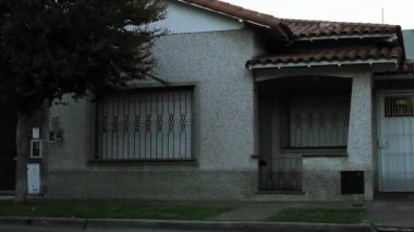 Buenos Aires, Arjantin 'de bir Residential District' teki Eski Ev. İyi akşamlar Gökyüzü. 4K Çözünürlüğü.
