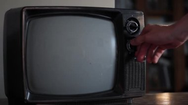 Ekranda Gay Gurur Bayrağı olan bir adam Retro TV 'yi açıyor. Yakın plan.