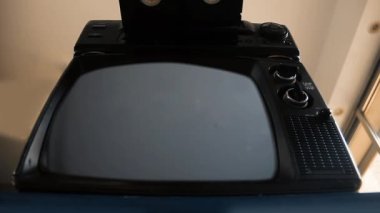 Ekranda Gay Gurur Bayrağı olan bir adam Retro TV 'yi açıyor. Yakın plan. 