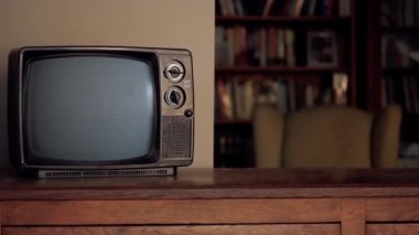 Ekranda Gay Gurur Bayrağı olan bir adam Retro TV 'yi açıyor. Yakın plan. 