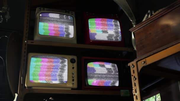 四台复古电视机在古董店开启绿色屏风 你可以用你想要的镜头或图片代替绿色屏幕 您可以在 或任何其他视频编辑软件中使用Keying Effect来完成 — 图库视频影像