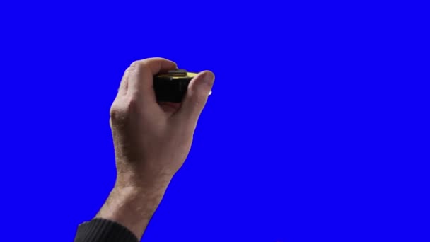 Manliga Händer Håller Måttband Blå Chroma Key Bakgrund Närbild — Stockvideo