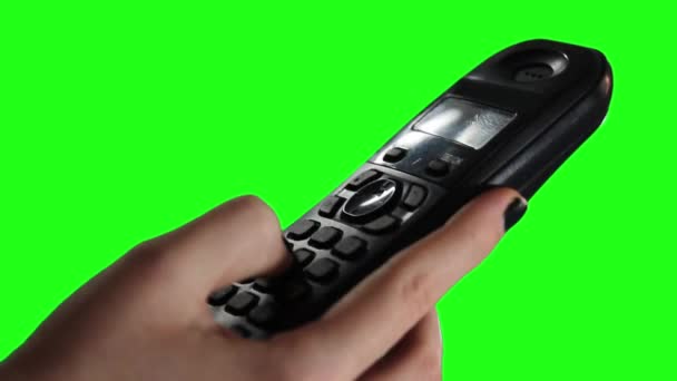 Γυναικείο Χέρι Που Χρησιμοποιεί Ένα Παλιό Ασύρματο Τηλέφωνο Απομονωμένο Στην — Αρχείο Βίντεο