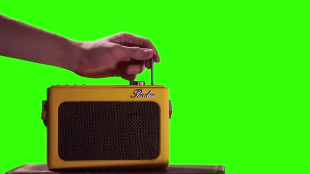 Main Masculine Accordant Une Vieille Radio Sur Fond Écran Vert — Video