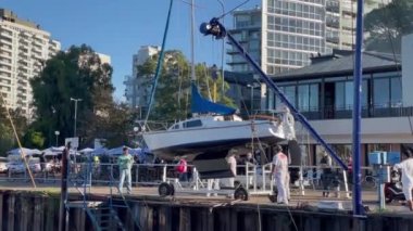 Buenos Aires Eyaleti, Arjantin 'deki Olivos Limanı' nda Crane 'den sallanan yelkenli. 4K Çözünürlüğü.