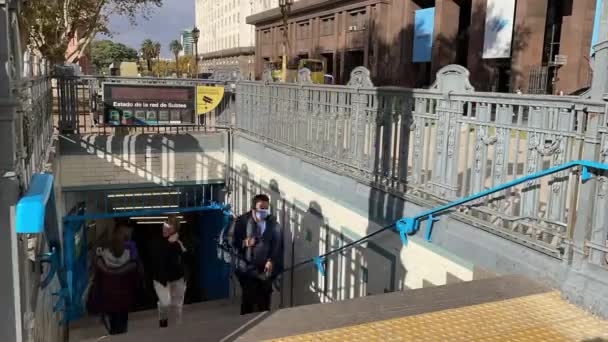 Persone Che Entrano Nella Stazione Della Metropolitana Ingresso Nel Centro — Video Stock