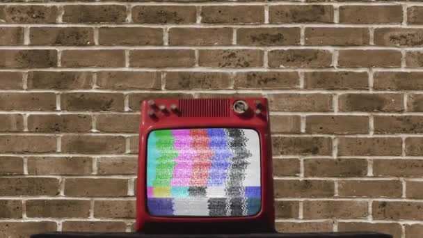 Vieja Televisión Encendiendo Pantalla Verde Contra Una Pared Ladrillo — Vídeo de stock