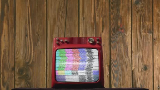 木製の壁に向かって緑の画面をオンに古いテレビ — ストック動画