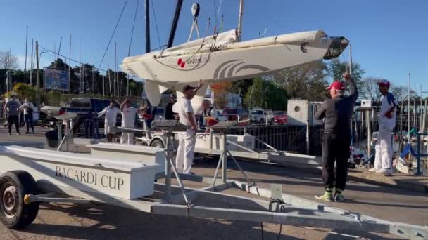 Ομάδα Ανδρών Ανύψωσης Ιστιοπλοϊκού Σκάφους Χρήση Γερανού Στο Λιμάνι Του — Αρχείο Βίντεο
