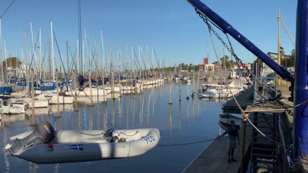 Barco Inflable Colgando Una Grúa Puerto Olivos Provincia Buenos Aires — Vídeos de Stock