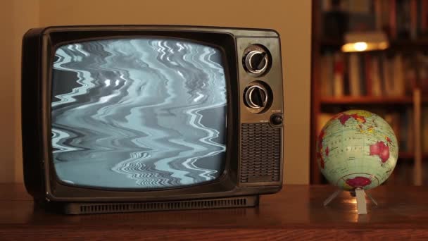 复古电视和世界地图上紧紧抓住的手指符号 黑人生活物质与革命的概念 特写镜头 — 图库视频影像