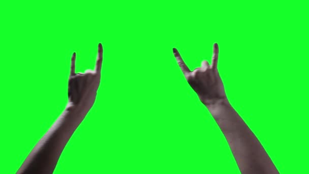 魔鬼之手在绿色背景下的手势 女人在绿色屏风上用手做角形 靠近点你可以用你想要的镜头或图片代替绿色屏幕 你可以用关键效果来做 — 图库视频影像