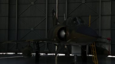 Bir savaş uçağının tutulduğu Uçak Hangarı 'nın kapısını açmak, Hangar' da savaş uçağı, Hangar 'da savaş uçağı, Hangar' da savaş uçağı. 4K Çözünürlüğü.