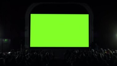 Yeşil Ekran ile Cnema Hall 'da oturan bir grup insan. Yakınlaştır. Yeşil ekranı istediğin görüntüyle ya da resimle değiştirebilirsin. After Effects 'da tuşlama efektiyle yapabilirsiniz. 4K Çözünürlüğü.