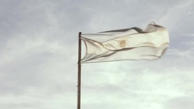 Arjantin Bayrağı Mavi Bulutlu Gökyüzüne Karşı. Kapat..  