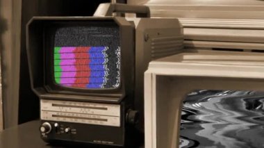 Eski TV Monitörü Renk Çubuklarıyla Yeşil Ekran 'ı açıyor. Yakın çekim. Sepia Tonu.  