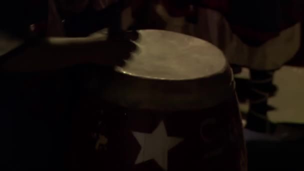 Hombres Tocando Tambores Aleatorios Durante Carnaval Montevideo Noche Montevideo Uruguay — Vídeos de Stock