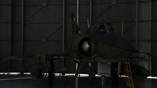 Otevírám Dveře Hangáru Kde Udržován Stíhací Letoun Warplane Hangáru Fighter — Stock video
