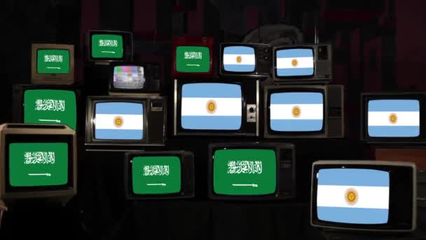 ヴィンテージテレビでアルゼンチンとサウジアラビアの旗 4K解像度 — ストック動画