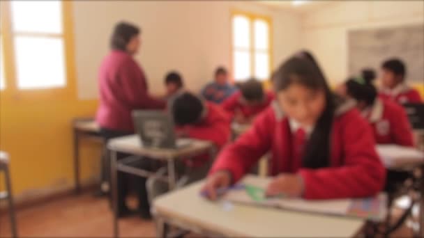 Estudiantes Borrosos Aula Dentro Escuela Secundaria América Latina — Vídeo de stock