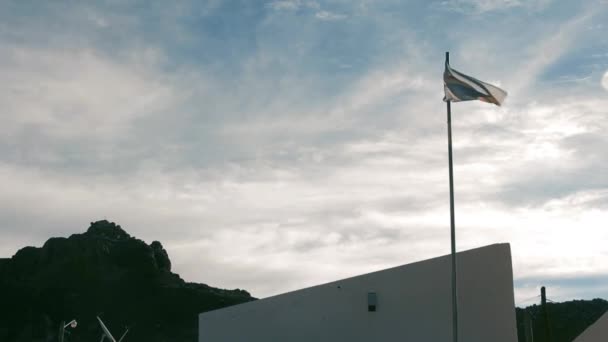 Bandeira Argentina Contra Céu Pôr Sol Uma Escola Montanha Cordilheira — Vídeo de Stock