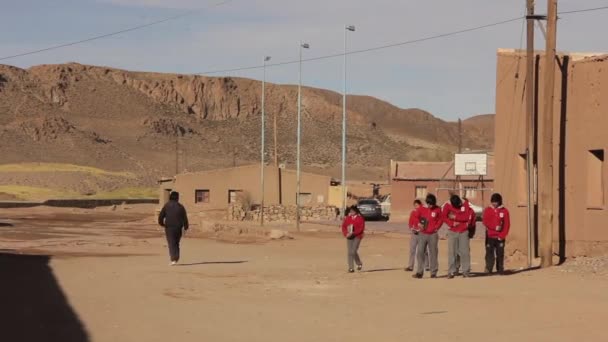 Középiskolások Sétálnak Egy Utcán Egy Andoki Faluban Jujuy Tartományban Argentínában — Stock videók