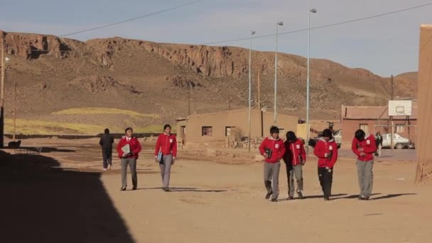 Μαθητές Γυμνασίου Περπατώντας Ένα Δρόμο Ένα Χωριό Των Άνδεων Στην — Αρχείο Βίντεο