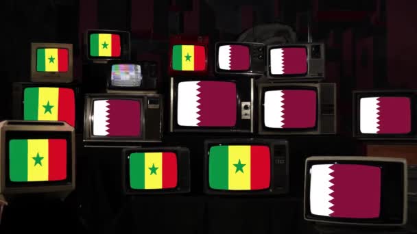 塞内加尔和卡塔尔的国旗出现在复古电视上 Resolution — 图库视频影像