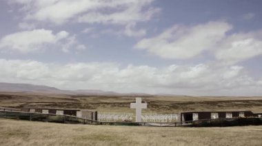 Darwin, Doğu Falkland, Falkland Adaları 'ndaki Arjantin Askeri Mezarlığı Genel Görünümü (Islas Malvinas), Güney Atlantik. 4K Çözünürlüğü.