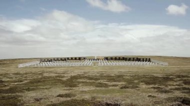 Darwin, Doğu Falkland, Falkland Adaları 'ndaki Arjantin Askeri Mezarlığı Genel Görünümü (Islas Malvinas), Güney Atlantik. 4K Çözünürlüğü.