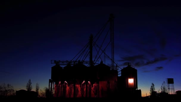 夕阳西下 一个流星在乡间田野上空掠过天空 Resolution — 图库视频影像
