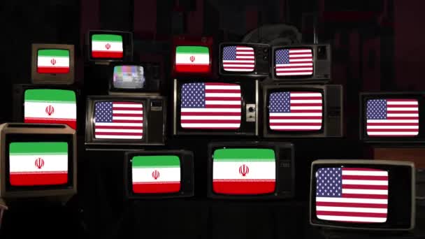 ヴィンテージテレビでイランとアメリカの国旗 4K解像度 — ストック動画