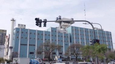 Donanma Hastanesi (İspanyolca: Hospital Naval), Arjantin 'deki Brutalist Mimarinin en bilinen örneklerinden biri olan Park Centenario' nun karşısındadır. 4K Çözünürlüğü.