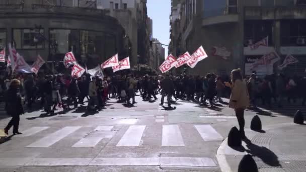 在阿根廷布宜诺斯艾利斯市中心的一次抗议集会上 Piqueteros Pickets或Picketers Resolution — 图库视频影像