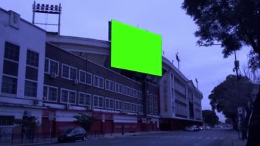 Chroma Key Yeşil Ekran Panosu, Şehirdeki bir futbol stadyumunun yakınında yeşil ekranlı Büyük Billboard. Yakınlaştır. 4K Çözünürlüğü.
