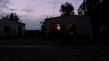 La Trinidad, Tucuman, Arjantin 'de Sunset' te bir kır evinin silueti.  