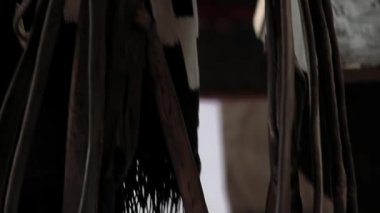 Arjantin 'deki bir ahırda at derisi Bridles' i tutan bir Gaucho 'nun elleri. Kapat..  