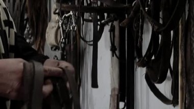 Arjantin 'deki bir ahırda at derisi Bridles' i tutan bir Gaucho 'nun elleri. Kapat..  