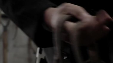 Arjantin 'deki bir ahırda at derisi Bridles' i tutan bir Gaucho 'nun elleri. Kapat..  