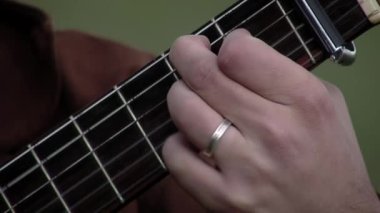 Arjantinli bir Gaucho klasik gitar çalıyor. Kapat..  